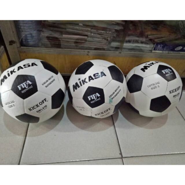 Bola Mikasa hitam putih