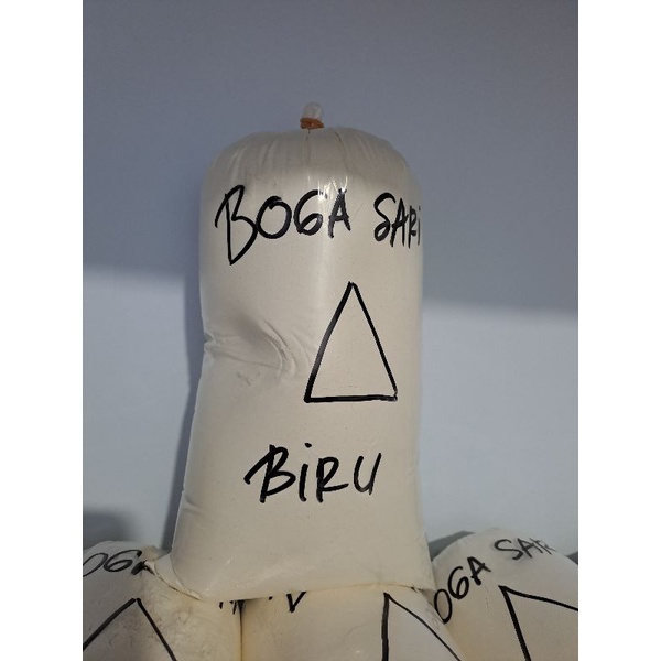 

Tepung Segitiga Biru