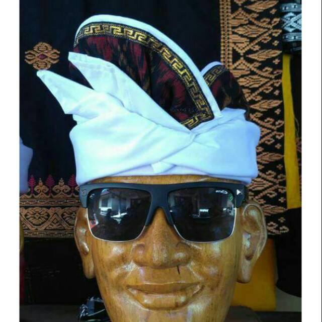 Udeng putih kombinasi endek bali