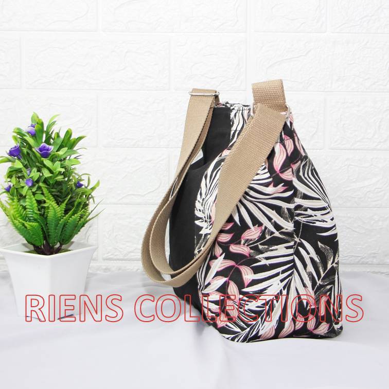 RIENS COLLECTIONS. TAS SELEMPANG SLING BAG KANVAS KOMBINASI FLORAL PALM HITAM SLC0101