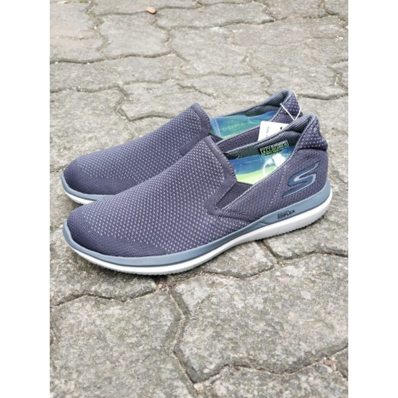 sepatu skecher pria/sepatu skecherManuver