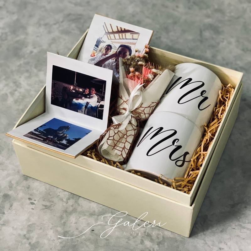 

HAMPERS WEDDING | ANNIVERSARY | ULANG TAHUN PERNIKAHAN | MUG COUPLE & MINI ALBUM FOTO POLAROID