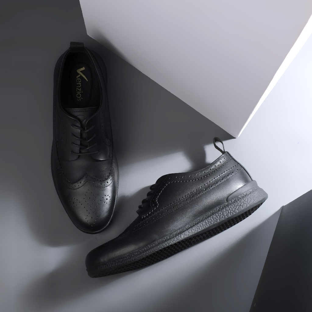 BRITISH 2.0 BLACK ORIGINAL x KENZIOS Sepatu Kulit Sapi Asli Full Hitam Pria Formal Pantofel Tali Kerja Kantor Dinas Resmi Guru Kantoran Pesta Undangan Kondangan Wedding Wisuda Kuliah Semi Casual Brogue Derby Oxford Genuine Leather Kenzio Footwear Keren