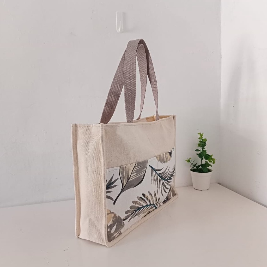 RIENS COLLECTIONS. TAS GONI WANITA KOMBINASI KANVAS MOTIF FLORAL LATAR PUTIH. SOUVENIR JOGJA