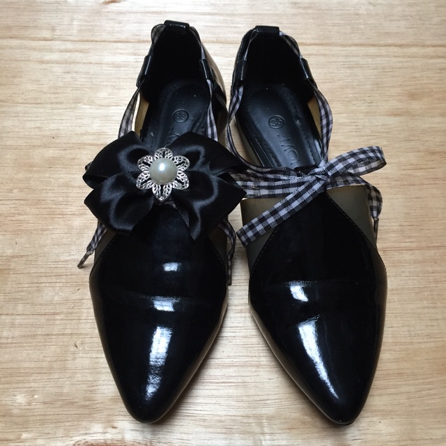 Klip Sepatu Pita Hitam Bunga
