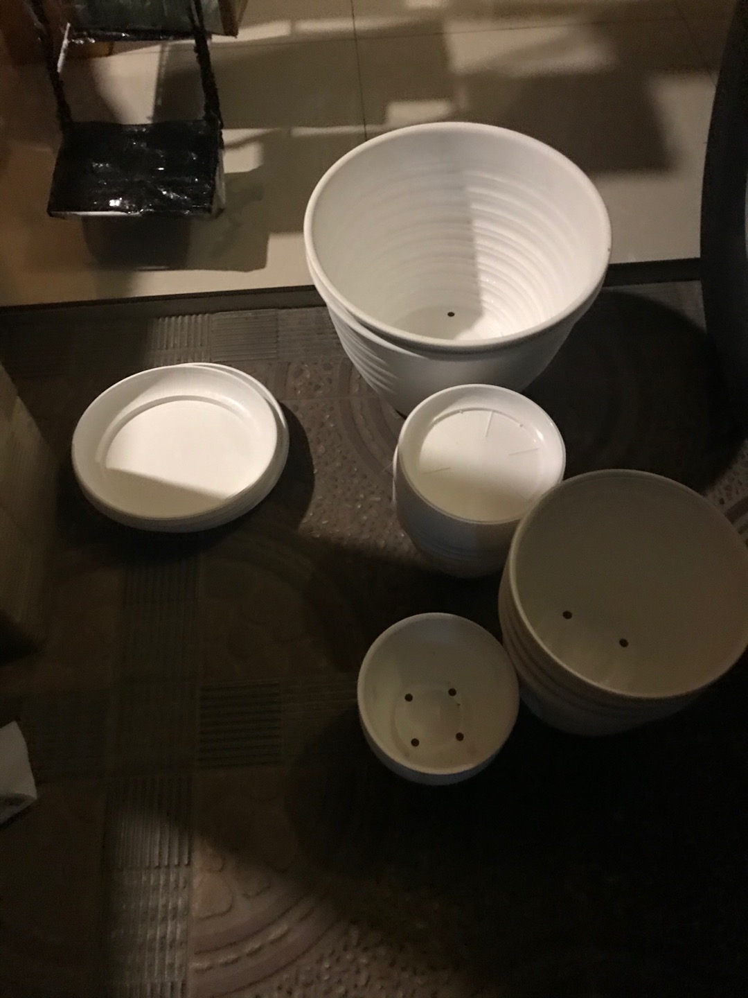 Pot Bunga Model Tawon 24 Cm Putih