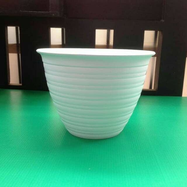 Pot tanaman model tawon putih 21 cm warna putih