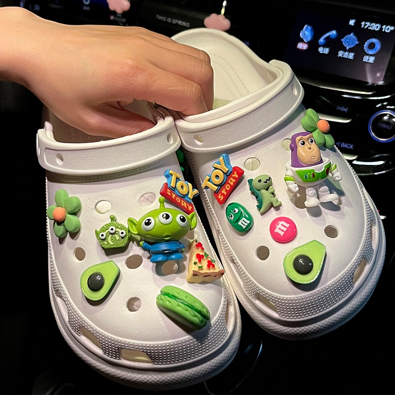 Penjualan Terbatas Waktu!☁️Bus Lightyear☁️ Crocs Buckle Sepatu Bentuk Kartun Bunga Untuk Dekorasi