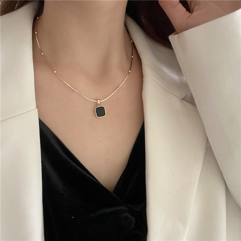 Kalung Liontin Bentuk Persegi Geometris Bahan Logam Warna Hitam Gaya Korea Untuk Wanita