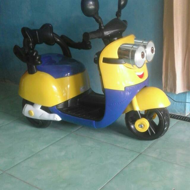 Motor aki anak minion and micky