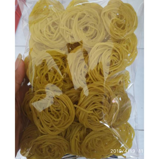 

Krupuk Mi Mentah Rasa Gurih Tinggal Goreng