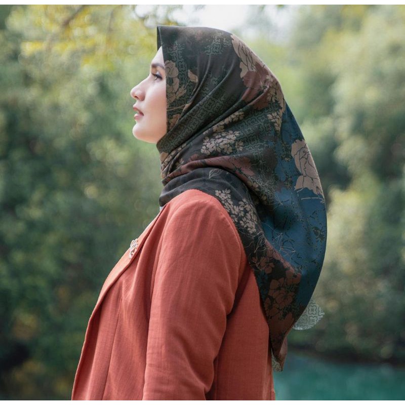 Dayana scarf by heaven lights