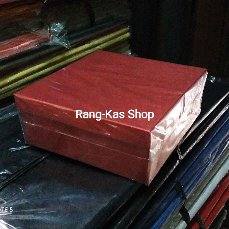 

Giftbox kotak kado 22x22x9 cm