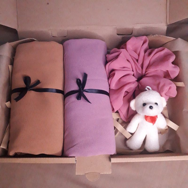 Hampers / Gift Box / Kado Ulang Tahun Hijab Pashmina Ceruty Babydoll Al Qur'an Kado Wisuda / Kado Muslimah / Kado Ultah hijab