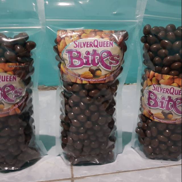 

Coklat silverqueen bites ddidalamnya kacang almond dengan berat 1 kg produk ori daerah palembang