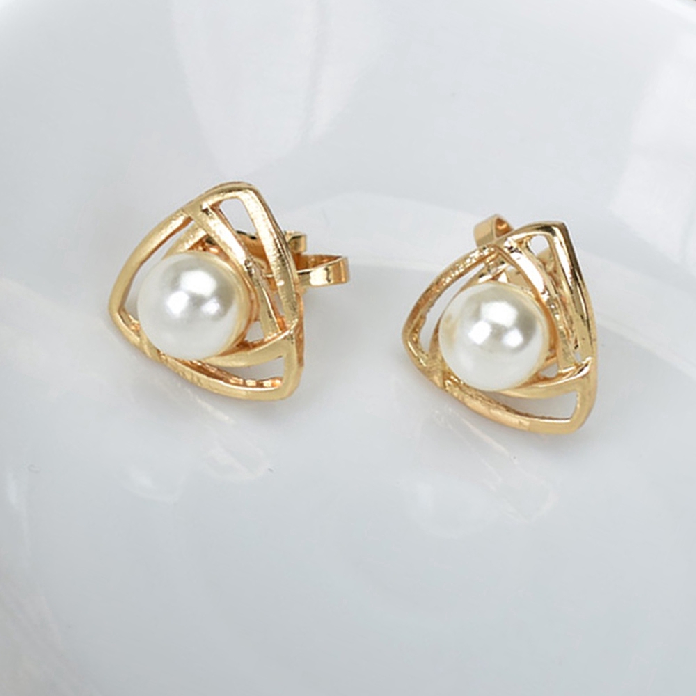 Anting Klip Tanpa Tindik Bentuk Segitiga Geometris Aksen Mutiara Warna Emas Untuk Wanita