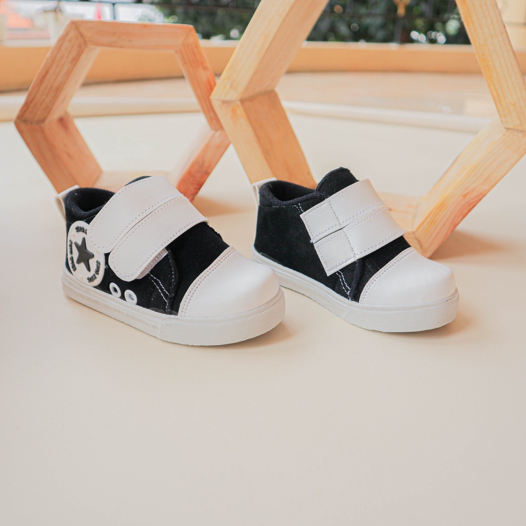 Sepatu Anak bayi Laki - laki / Cowok Usia 1 tahun - 3 Tahun / Bahan Bludru Motif Sepatu Kids Star