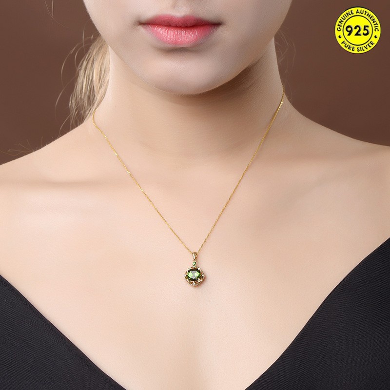 Kalung Rantai Dengan Liontin Kristal Emerald Bentuk Kotak Untuk Wanita