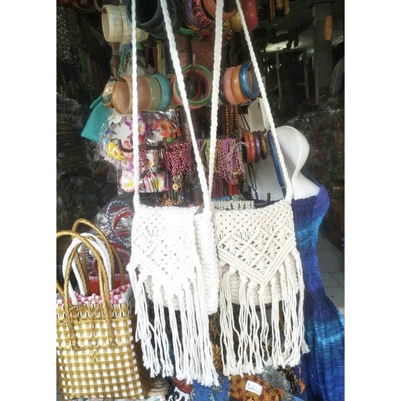 Tas slempang rajut bali
