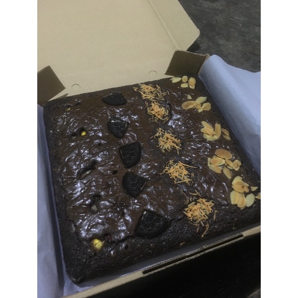 

Brownies Fudgy Toping Random - 20 slice By Lin’s Food
