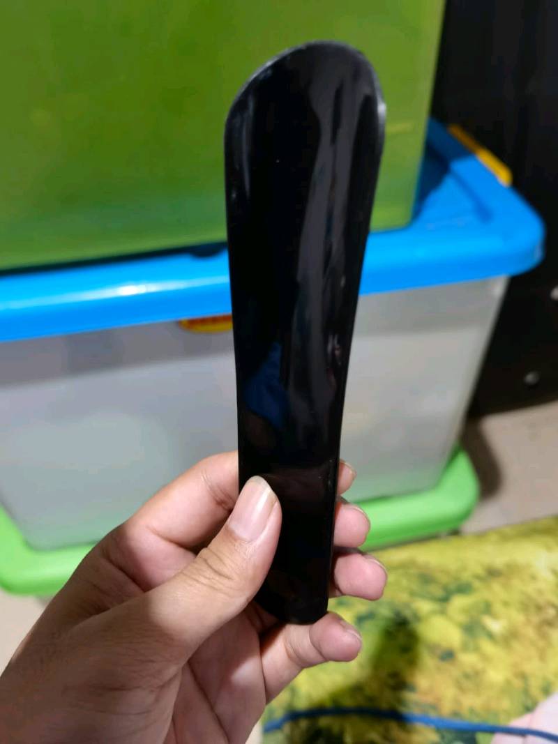 1pc Alat Bantu Pakai Sepatu / Sendok Sepatu Serbaguna