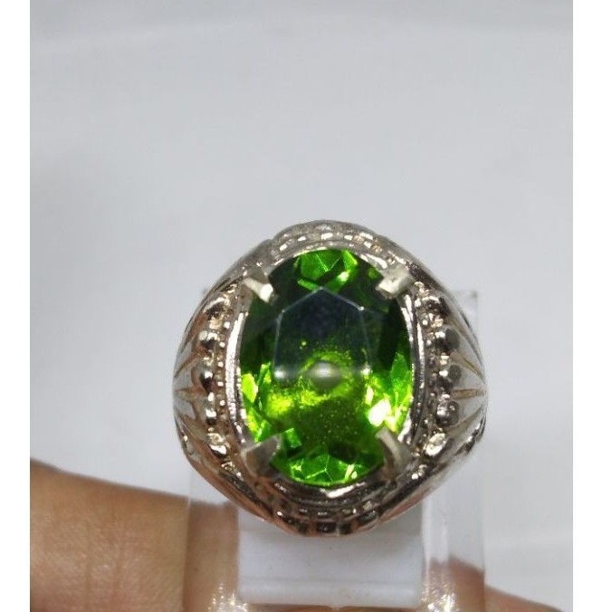Cincin batu permata peridot