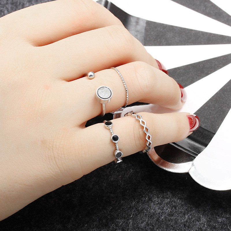 4pcs/Set Cincin Hitam Sederhana Empat Mode Cincin Logam Bergelombang Cincin Aksesoris Fashion