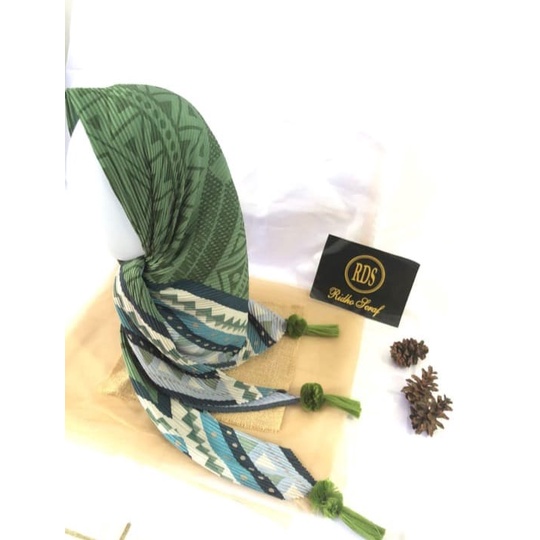 Segi empat plisket motif pom pom import //hijab import plisket //bella square plisket pom pom motif 