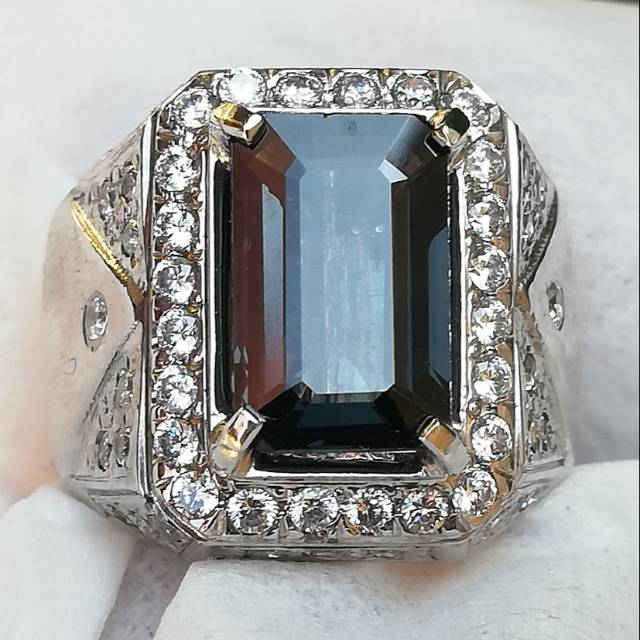 Natural blue spinel