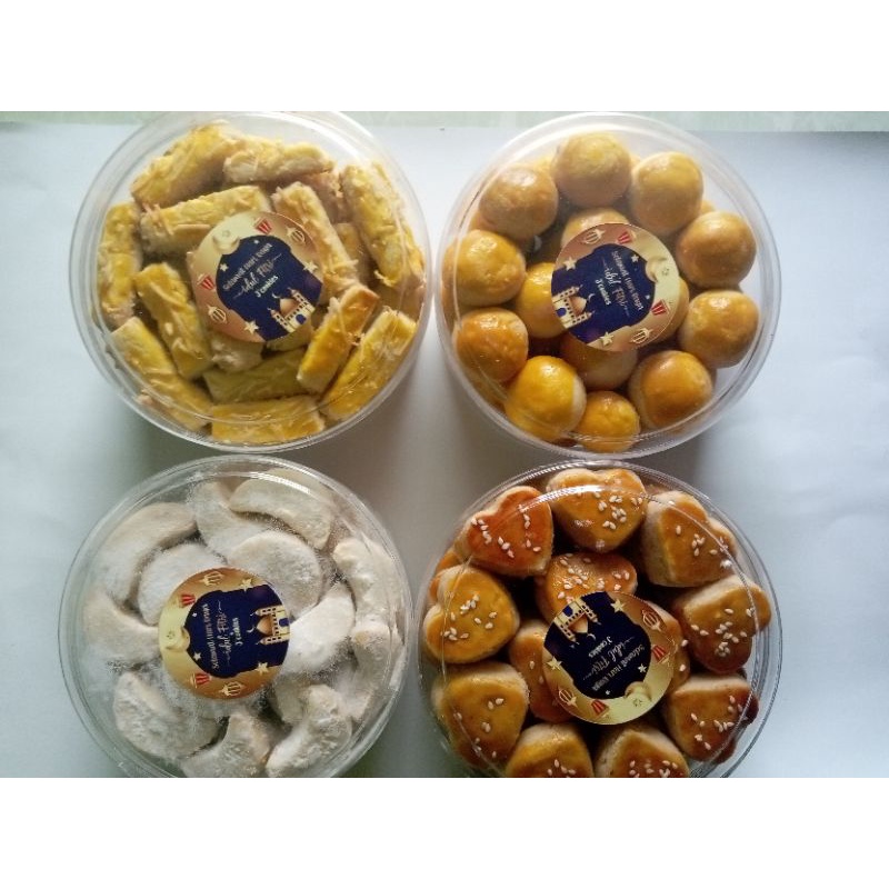 

PAKET KUE PREMIUM terdiri dari 4 macam kue. dengan berat -+500 g untuk 1 toplesnya