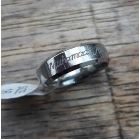 Cincin titanium hitam ukir nama couple untuk pria wanita