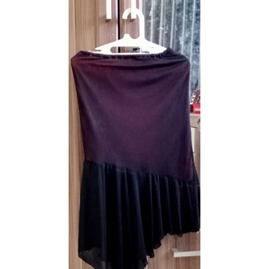 preloved rok wanita asimetris warna hitam dalaman warna merah maroon