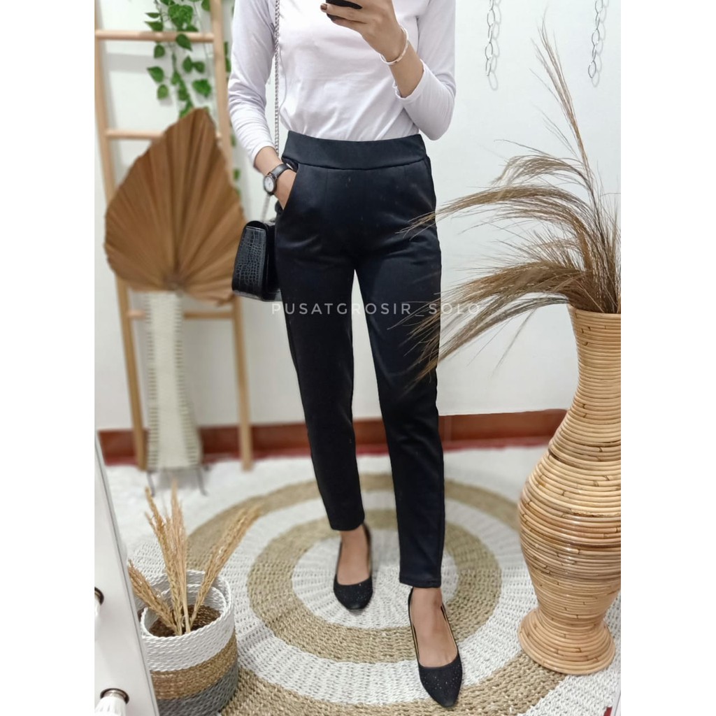 CALLA PANTS/ CELANA SCUBA PENSIL PENCIL PANTS PUSATGROSIR_SOLO AMARA KELLY/ CELANA BASIC SCUBA/ BASIC PANTS SCUBA CELLO CELANA PANJANG HITS SELEBGRAM MURAH SIMPEL FASHION WANITA PENSIL SCUBA // CELANA BAHAN SCUBA