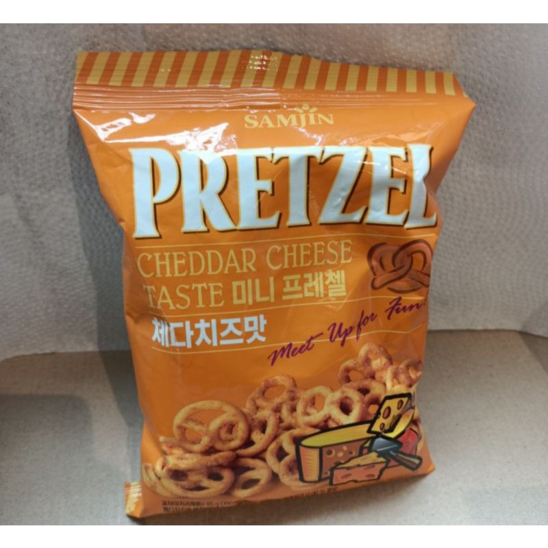 

SAMJIN PRETZEL BISCUIT PRETZEL RASA CHEDDAR CHEESE 85GR