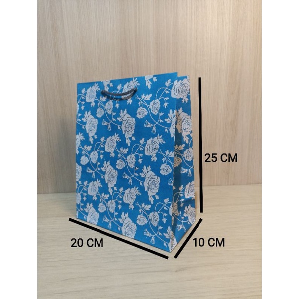 

Paper bag R6 batik biru white kraft size 20 x 10 x 25 (P x L x T)