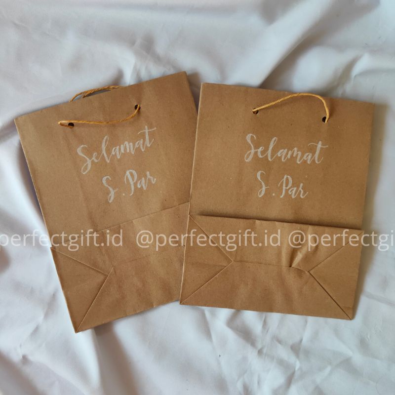 

paperbag custom lettering bungkus kado coklat tulisan putih sedang besar // paperbag bridesmaid murah