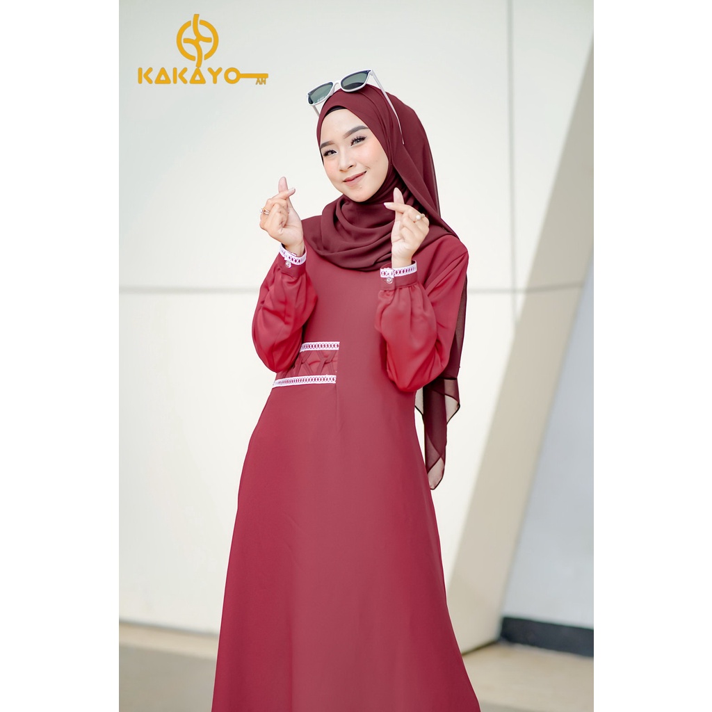 Gamis muslimah edisi khusus dari Kakayo dengan material dari Maxmara yg lembut di kombinasikan dengan kain diamond yg elegan, memakai renda yg cantik. produk edisi khusus bisa COD dan di jamin Original dari KAKAYO