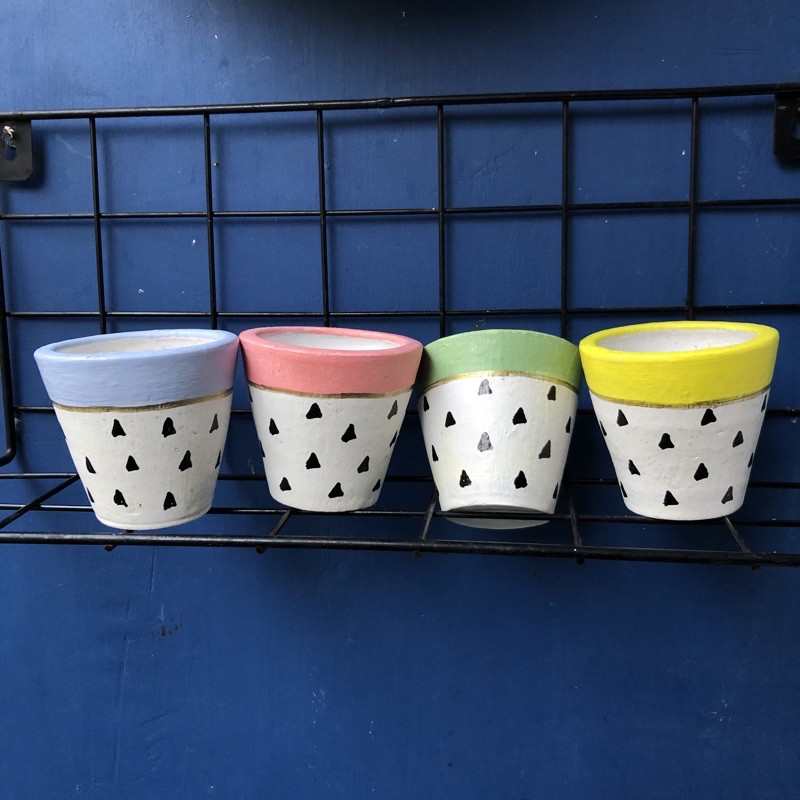 

Pot lukis mini motif segitiga