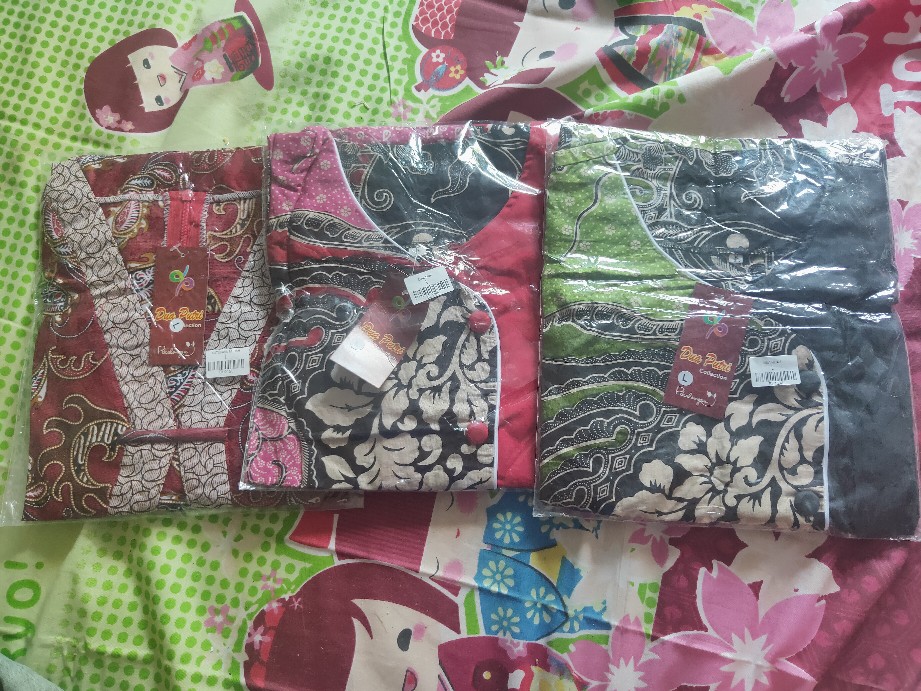 Batik Wanita Atasan Blouse Modern 2 Warna Merah Dan Hijau Kombimasi Hitam Berlengan 7/8 .
