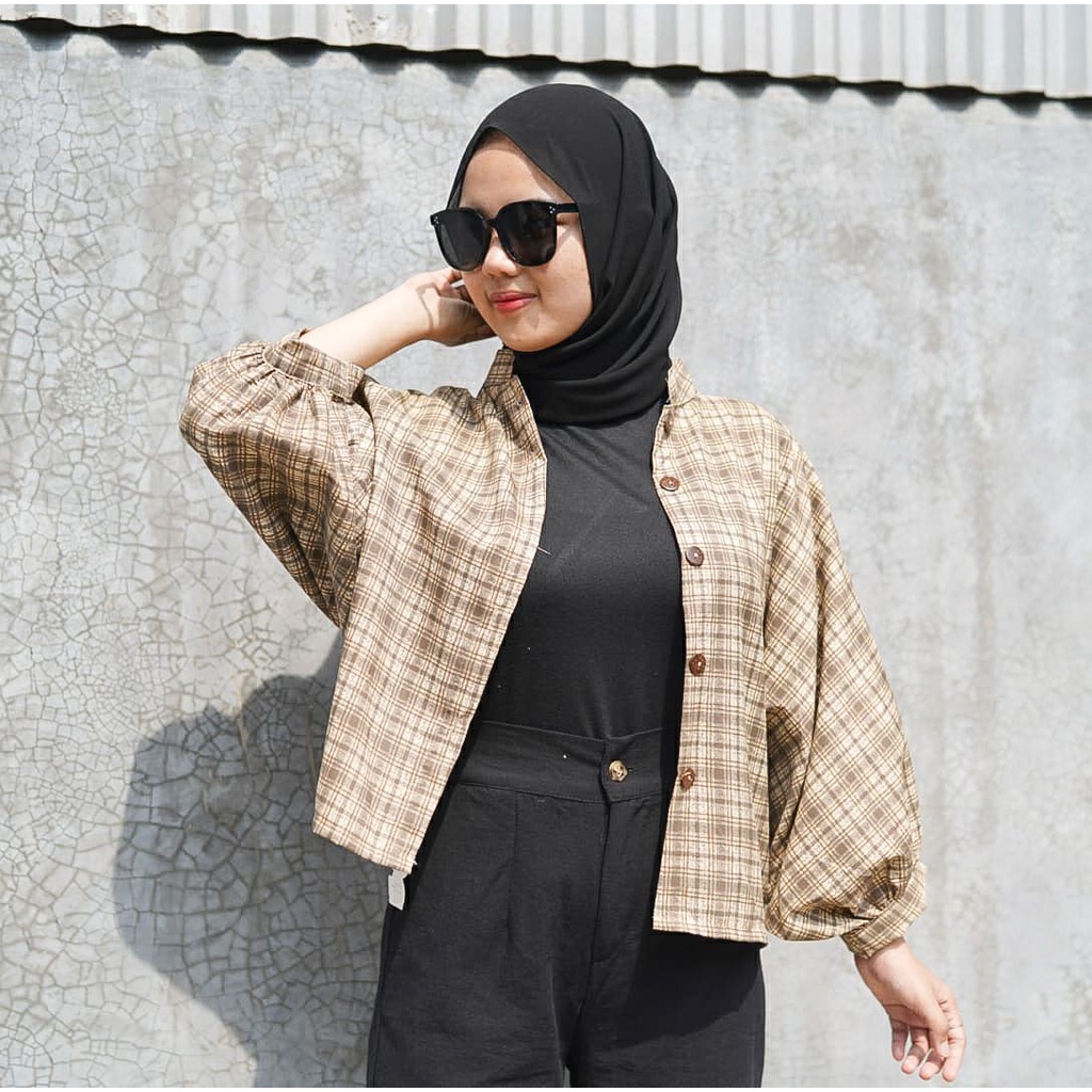 GFS SINDIE OVERSIZE BATWING WOOD BUTTON SHIRT