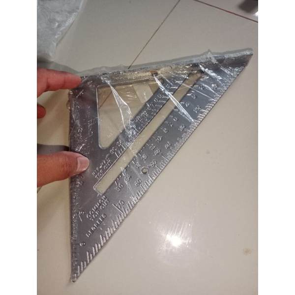 penggaris siku segitiga