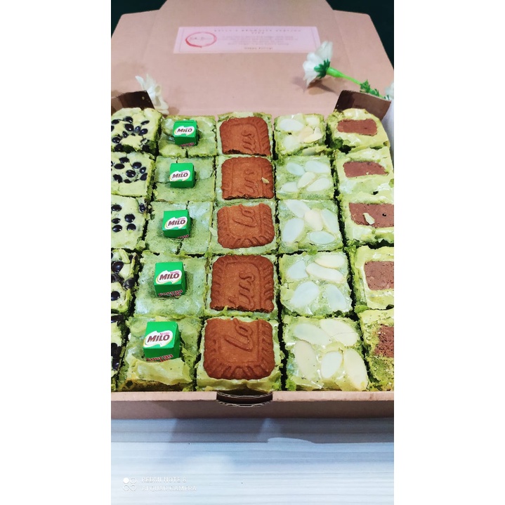 Brownies Bella Premium Matcha Browns Brownies FUDGY Panggang Sekat Green Tea II New Year Hampers