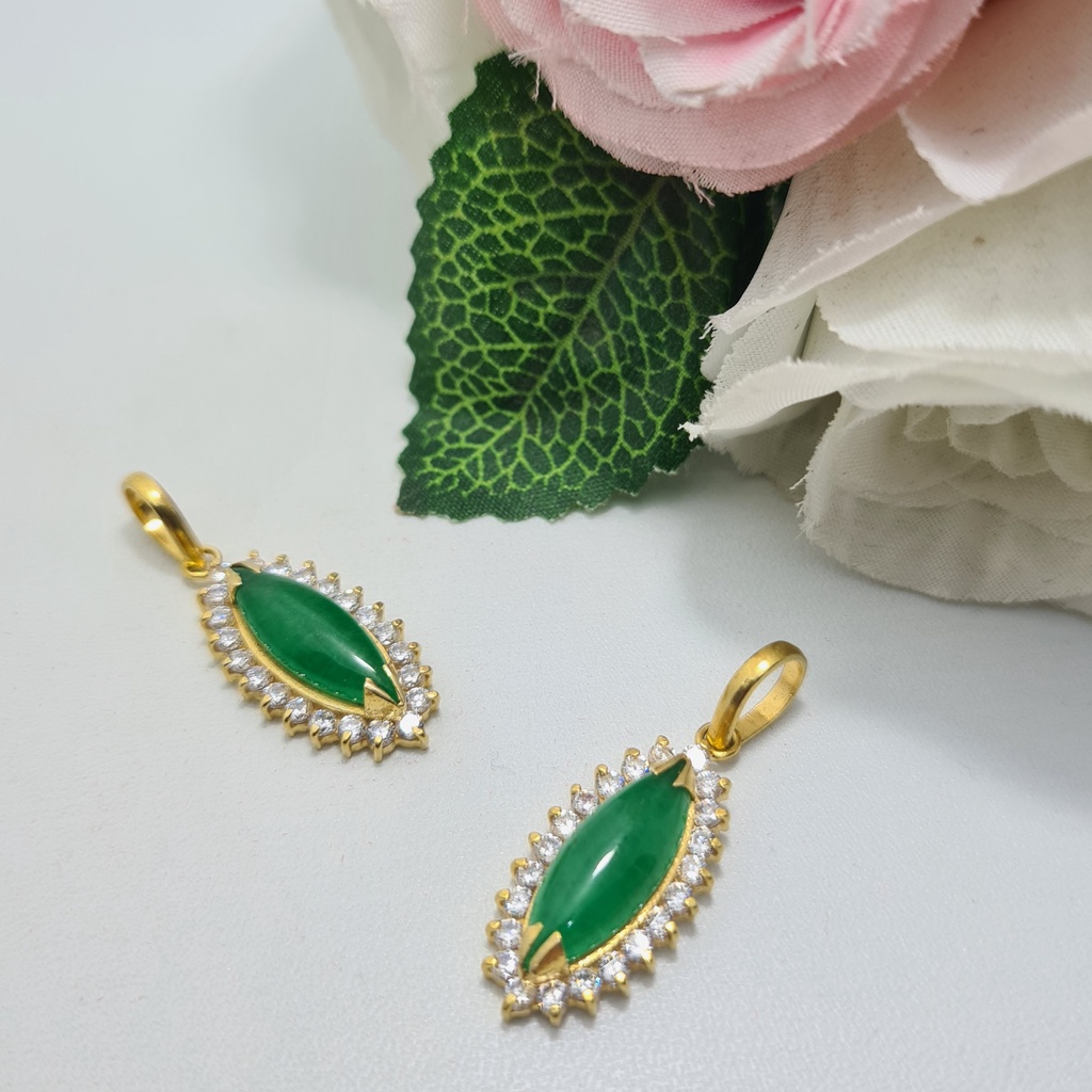 Liontin Emas Muda Giok Panjang