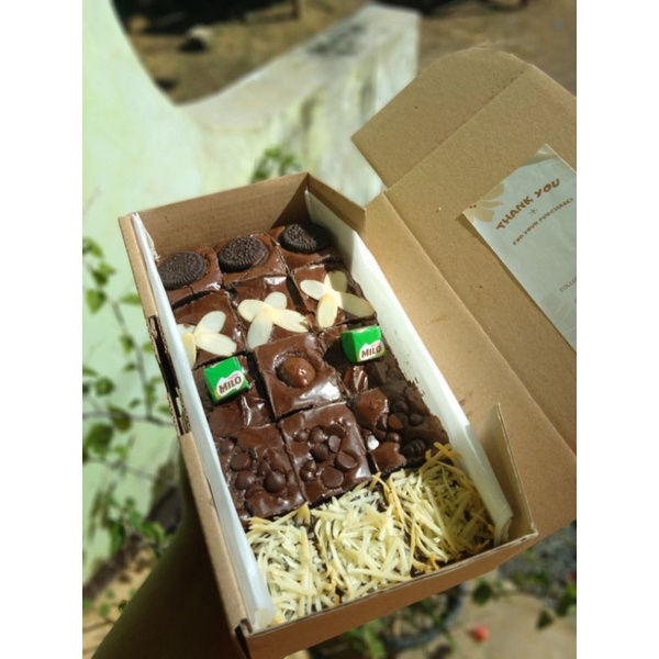 

BROWNIES Panggang fudgy dark cokelat 20*10 (isi 15pcs)