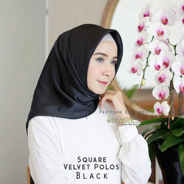 Hijab Segi Empat Velvet Polos Hitam
