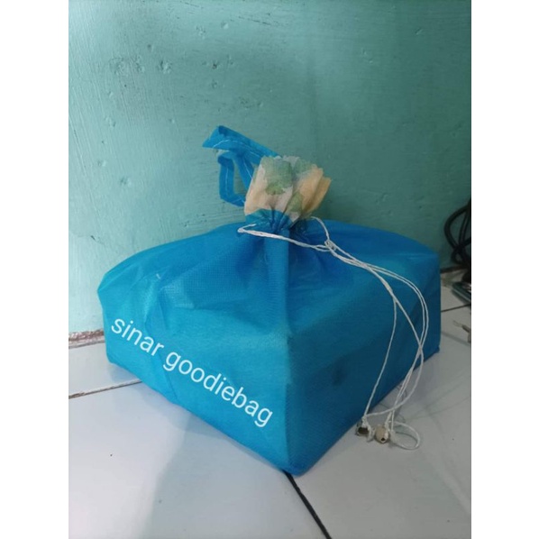 Tas serut kotak snack kotak nasi 25 x 25 isi 12 pcs (1 lusin )berkat besek syukuran tas hajata polostas box nasi