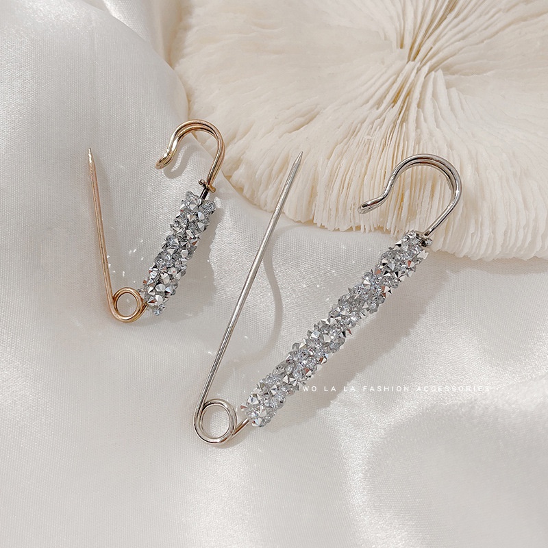 Bros Pin Bahan Metal Aksen Kristal Anti Silau Untuk Wanita