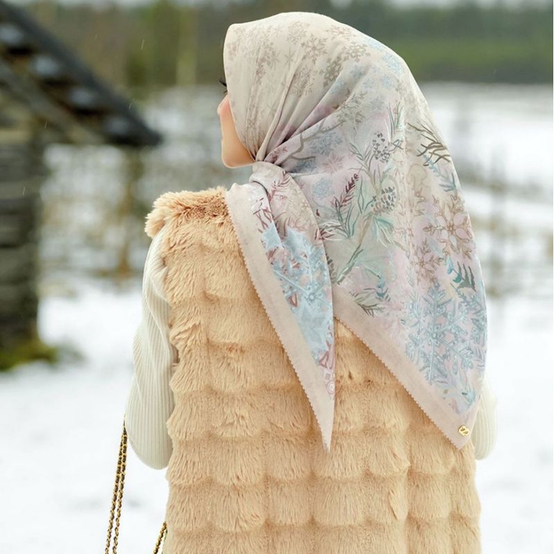 Buttonscarves Frozen Almond Voal XL