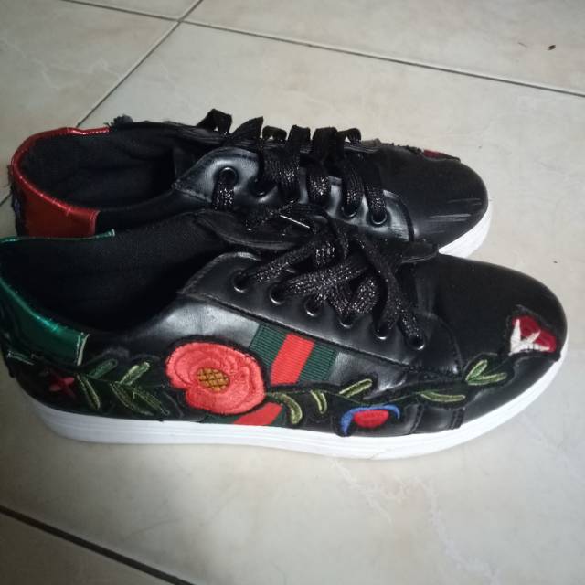 Sepatu sneakers model gucci ( Bekas )