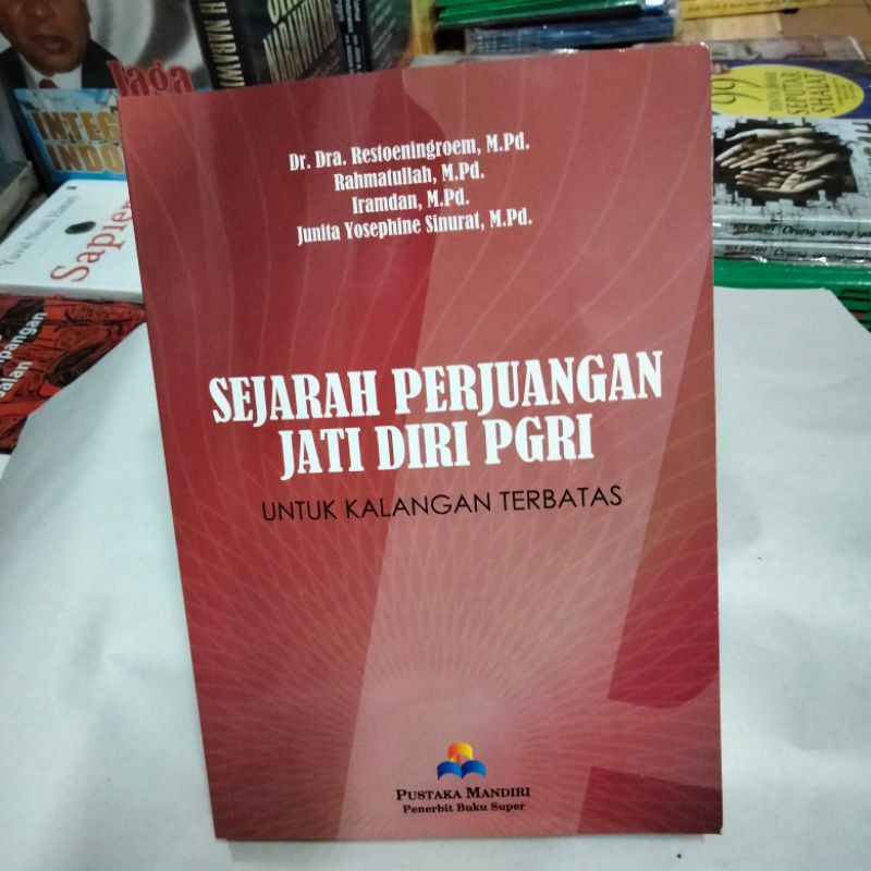 Buku sejarah perjuangan jati diri PGRI Untuk kalangan terbatas.